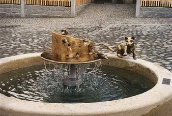 Marktbrunnen im Vorwerk (Käsemarkt) in Stolpen Plastiken getrieben aus Tombak