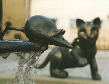 Marktbrunnen im Vorwerk (Käsemarkt) in Stolpen Plastiken getrieben aus Tombak