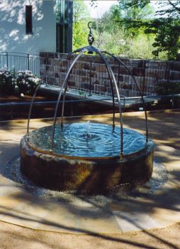 Spiegelbrunnen im "Schloss Lohmen"